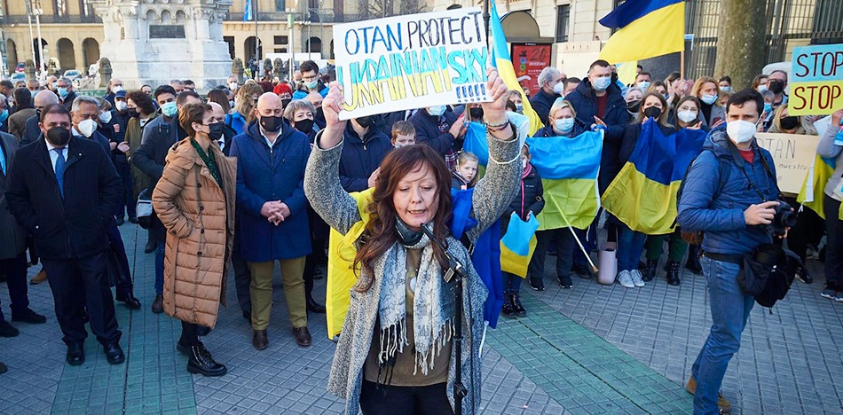 "OTAN protejan el cielo de Ucrania", reclama una manifestante durante una protesta en Pamplona. (EFE)