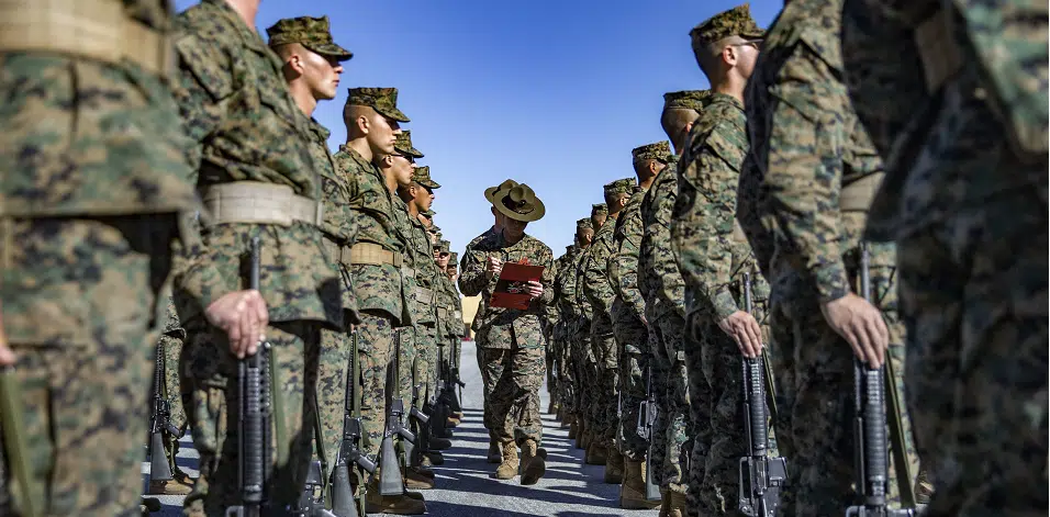¿Soldados más débiles? Ejército estadounidense cambia prueba física por una más "inclusiva"