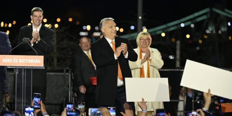 Víktor Orban celebra el triunfo electoral, tras ser electo como primer ministro de Hungría por cuarta vez. (EFE)