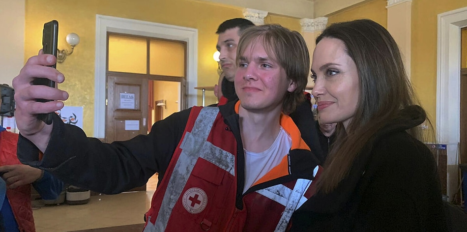 Qué hace Angelina Jolie en Ucrania en medio de la guerra
