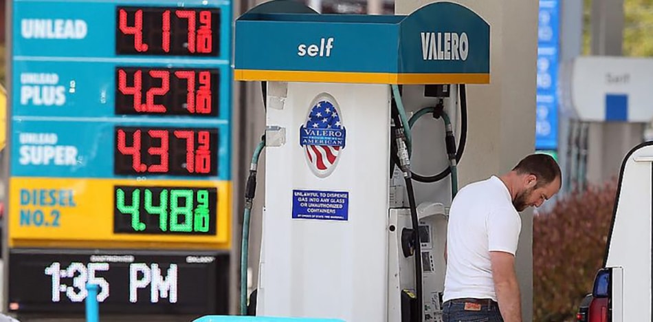 ¿Y la agenda verde? Biden levanta la prohibición sobre gasolina con etanol