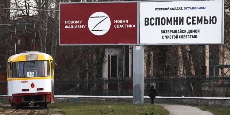 En dos grandes carteles se puede leer "La Z es la nueva esvástica, del nuevo fascismo" y "Soldado ruso, para. Acuérdate de tu familia. Vuelve a casa con la conciencia tranquila", en una calle de la ciudad ucraniana de Odesa.  (EFE)
