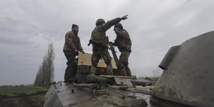 Militares ucranianos toman posición en una zona entre las áreas de Lugansk y Donetsk, Ucrania. (EFE)