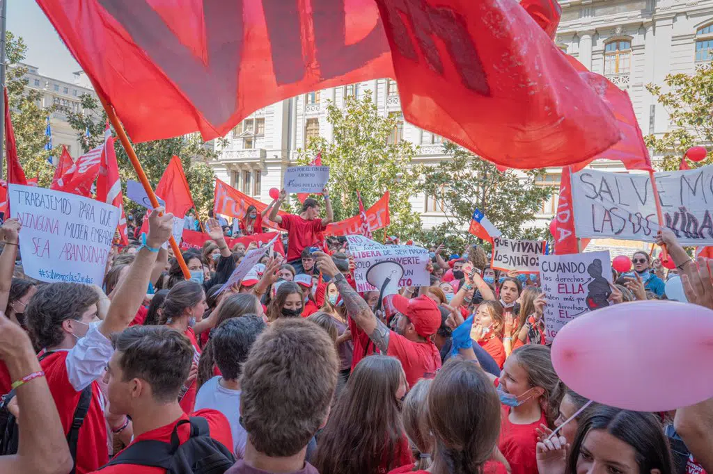 Protestan contra el "germen del totalitarismo" que infecta la Constituyente chilena