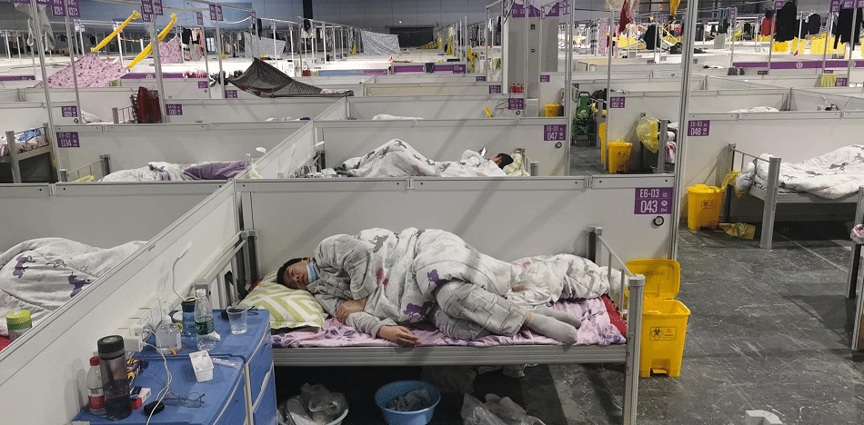 personas en centros de aislamiento en China para infectados por coronavirus