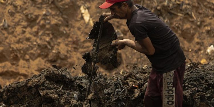 En Bolívar, el mayor estado minero de Venezuela, muchos poblados pobres, comunidades indígenas entre ellas, viven de la chatarra que pueden extraer al desvalijar empresas de aluminio o forestales de la zona. 