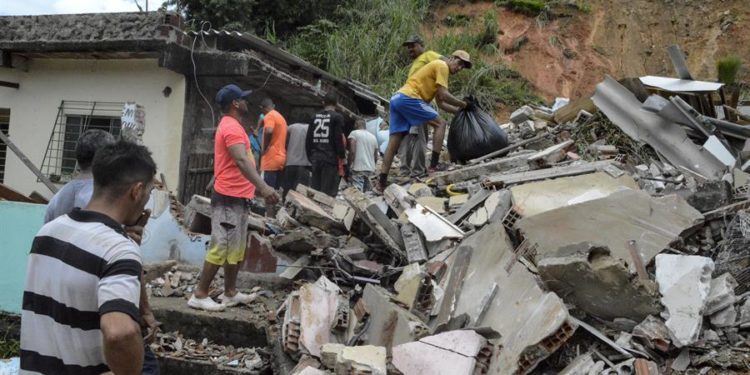 Bolsonaro anuncia ayudas para Recife tras fuertes lluvias con casi 90 muertos