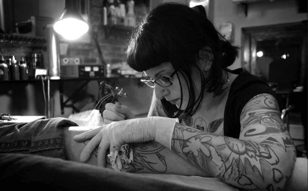 Cómo una artista de California, dedicada al tatuaje, venció a funcionarios de la salud pública que intentaron negarle el permiso