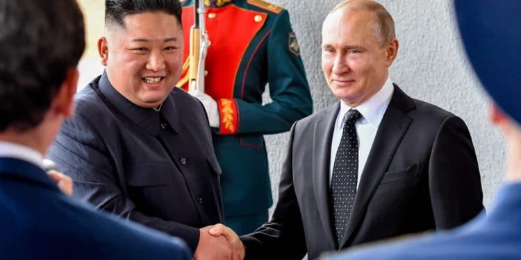 Kim y Putin se reunieron en Vladivostok en abril de 2019, después de la segunda cumbre celebrada dos meses antes en Hanói entre el líder norcoreano y el anterior presidente estadounidense, Donald Trump.