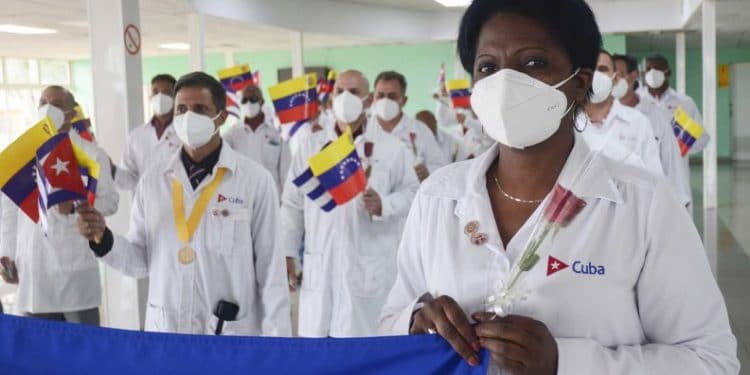 Régimen cubano ordena campaña a médicos en el extranjero por cumpleaños de Raúl