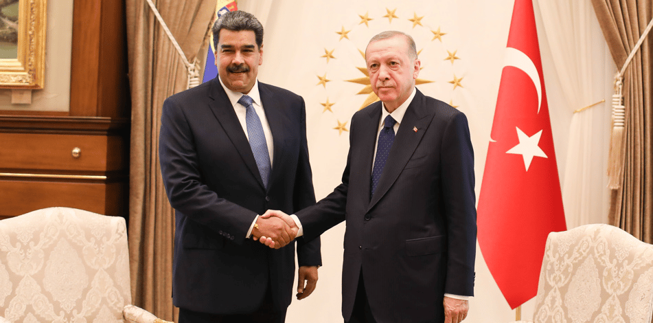 Maduro tiende la alfombra para convertirse en el patio trasero de Turquía