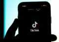 Demócratas usan TikTok para captar el voto joven a pesar del espionaje chino