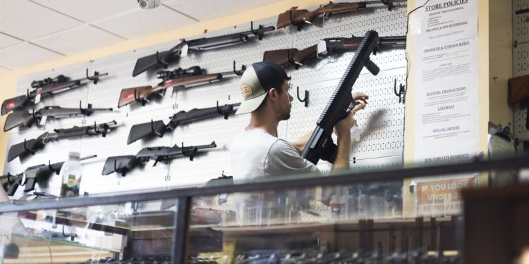 Nueva York revisará redes sociales de compradores de armas