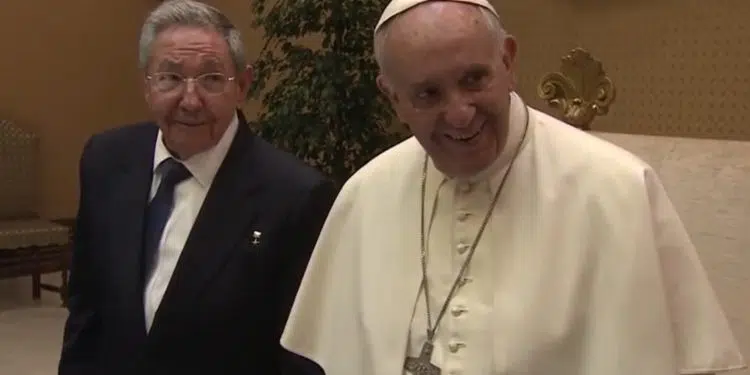La impúdica amistad del papa con Raúl Castro y la complicidad con la dictadura