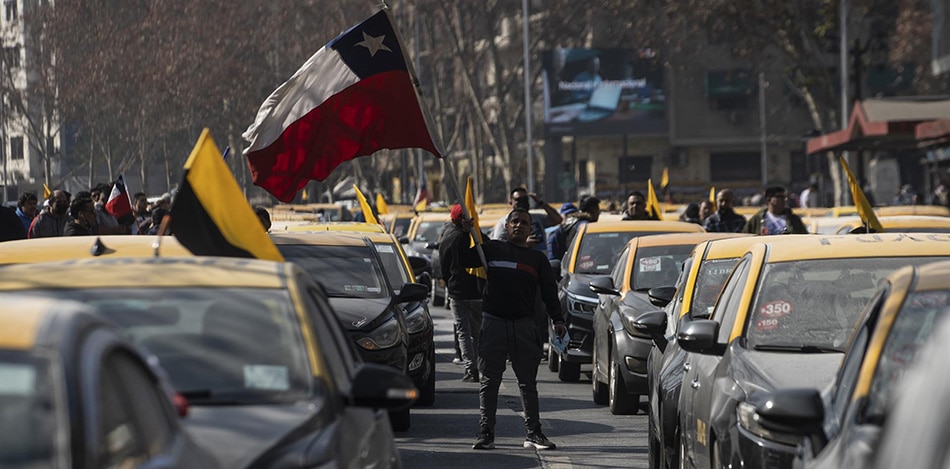 Taxistas chilenos protestan en La Moneda contra los altos precios del combustible