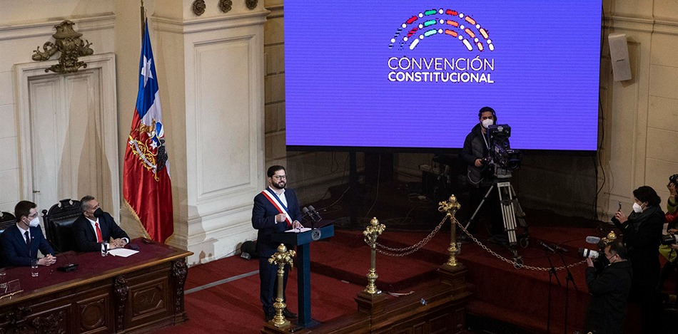 Tres polémicos cambios a la Constitución chilena que complican a Boric