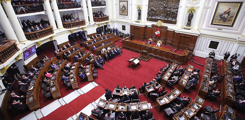 Congreso peruano debate reducir votos necesarios para destituir al presidente