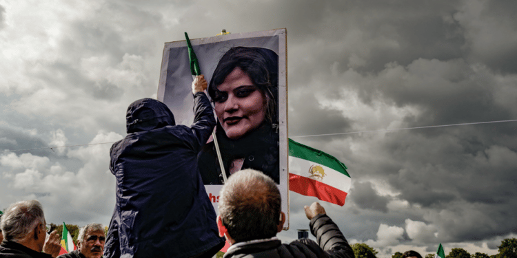 Vandalizan la tumba de Mahsa Amini en Irán