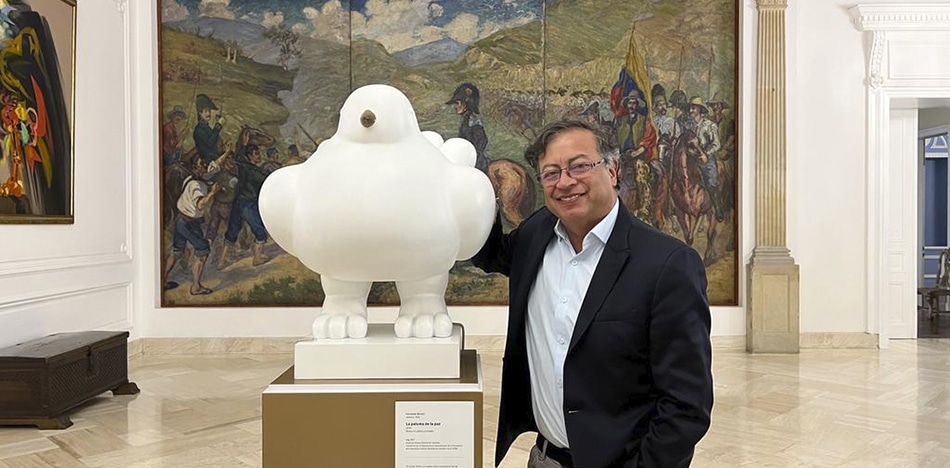 Así no habrá paz, Gustavo Petro posando con la paloma de la paz en la Casa de Nariño