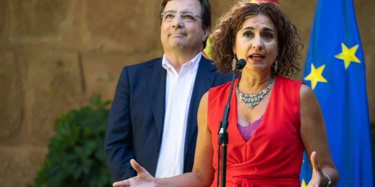 La ministra de Hacienda de la coalición de izquierda en España, María Jesús Montero, presentó un nuevo impuesto que parece inspirado en el peronismo argentino. (Twitter)