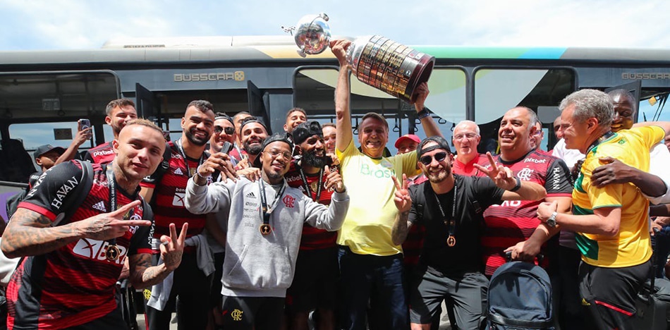 Bolsonaro levanta la Copa Libertadores del Flamengo luego de votar