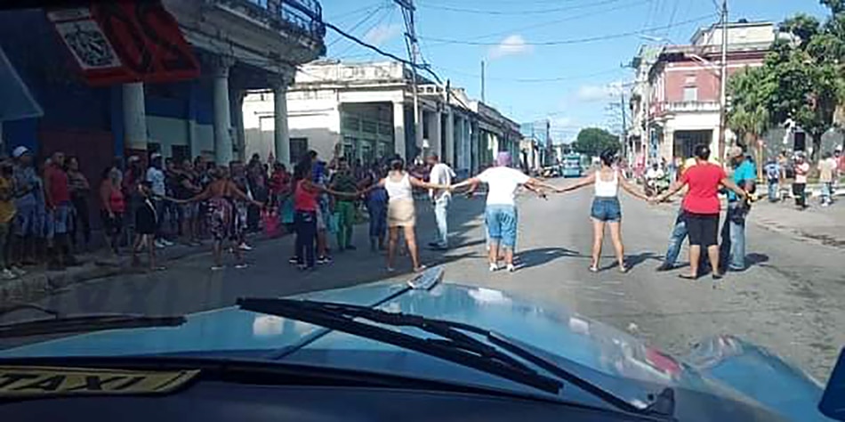 Cubanos en las calles hacen retroceder a la policía de la dictadura