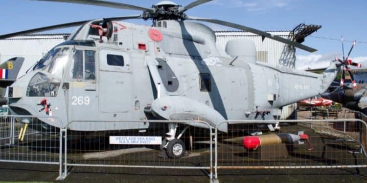 Pedro Sánchez vende seis helicópteros obsoletos a Pedro Castillo por 600 euros