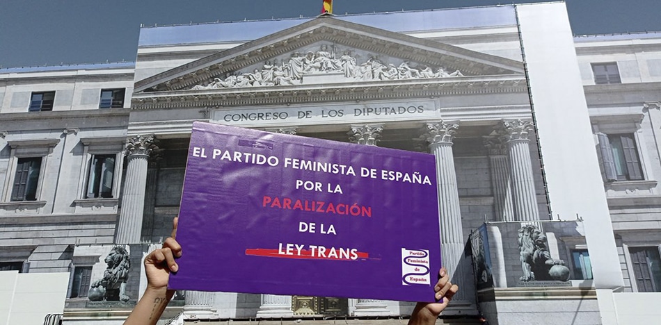 Irene Montero ordena a militares y diplomáticos acatar su 'Ley trans'