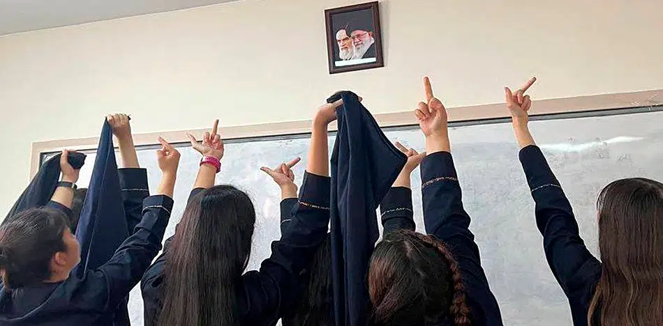  estudiantes se quitan en hiyab en las escuelas y se rebelan en contra del régimen de Irán