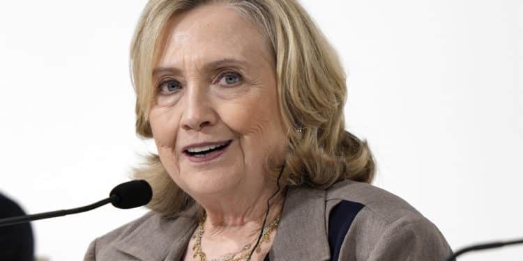 Con total impunidad, Hillary Clinton anuncia fraude de "extremistas de derecha" en 2024