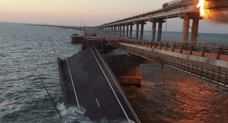 puente de Crimea destruido