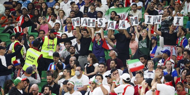 Muerte al dictador, muerte al dictador” fue el grito con el que algunos iraníes recibieron la derrota de su selección de fútbol contra la de Estados Unidos y que supone su eliminación Mundial de Qatar 2022.
