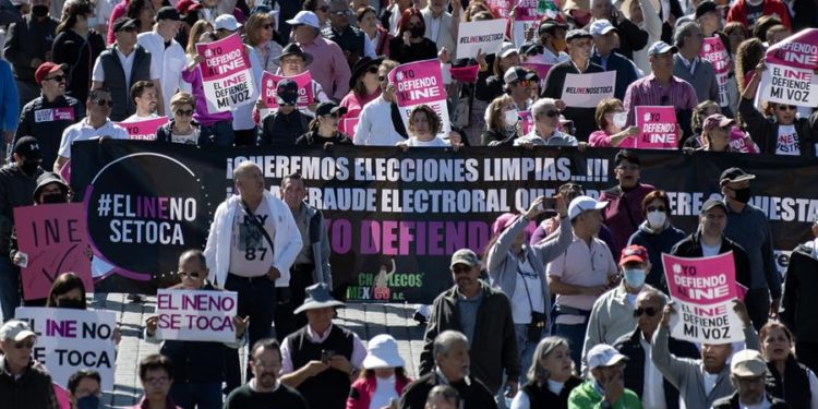 En claves: el porqué la reforma electoral de AMLO desata protestas en México