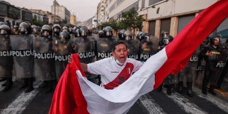 Miles de peruanos exigieron la renuncia de Castillo este sábado