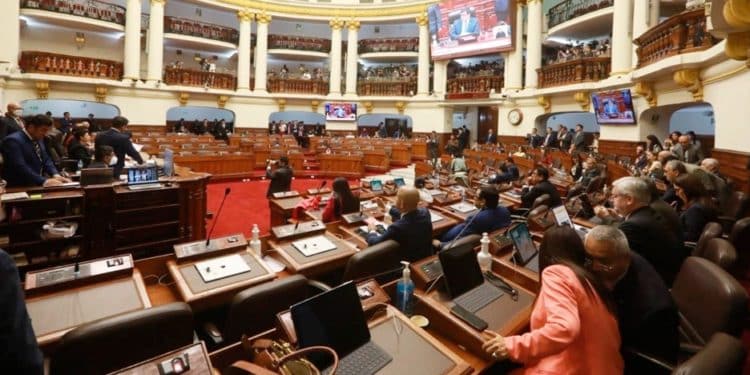 Ejecutivo y Congreso debaten adelantar elecciones en Perú