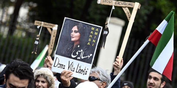 El régimen iraní ahonda su aislamiento global y afronta las mayores protestas en años