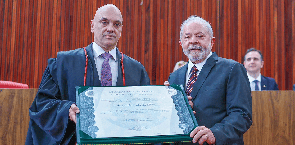 De Moraes entrega diploma de resultados a Lula da Silva