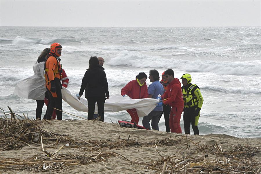 Al menos 40 migrantes mueren tras un naufragio en la costa de Italia