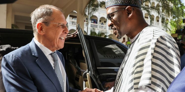 Rusia compra lealtades en África con controvertida gira de Lavrov al Sahel