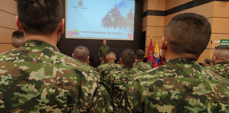 Estampida en el Ejército de Colombia: renuncia un alto oficial por día