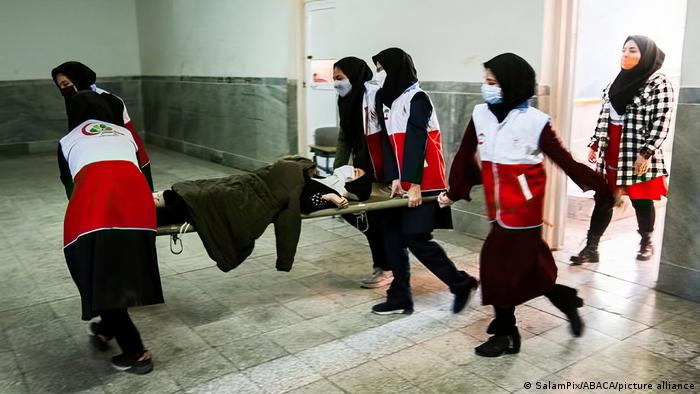 Detienen a más de 100 sospechosos por los envenenamientos de niñas en Irán