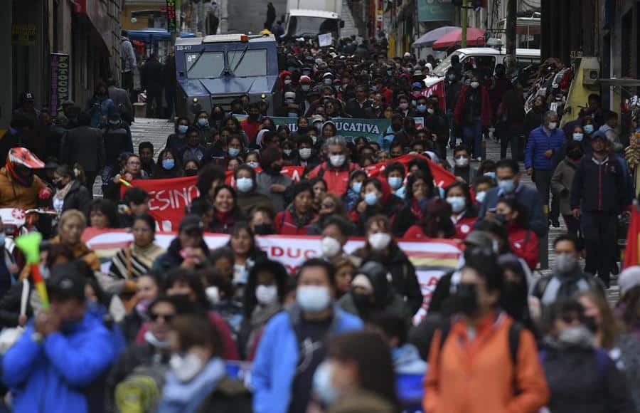Maestros bolivianos inician huelga de 48 horas con movilizaciones y bloqueos