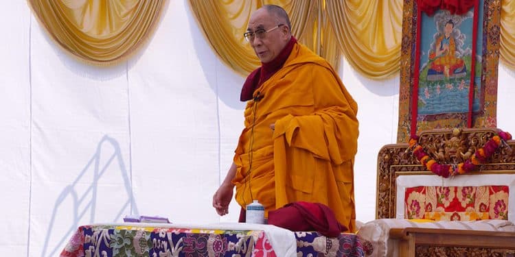 En el caso de Lhamo Dondhup, nombre original del decimocuarto dalái lama, a los dos años de edad se convirtió en cabeza espiritual de su pueblo al ser reconocido como la reencarnación de su predecesor.