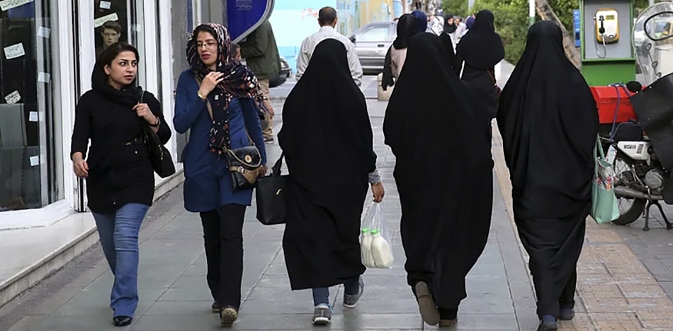 Vuelve la persecución en las calles de Irán a mujeres sin velo