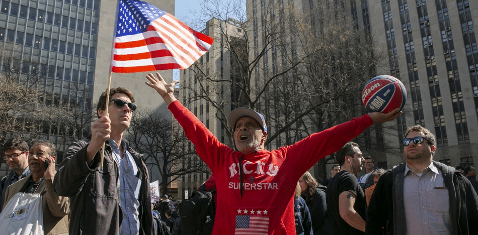 Manifestación fuera del tribunal de Manhattan en apoyo a Donald Trump