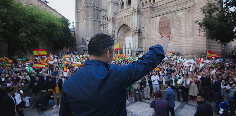 España giró a la derecha con un fortalecido Vox que obliga al PP a pactar