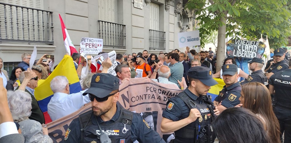 Petro en España: protestas contra su visita llena de excentricidades