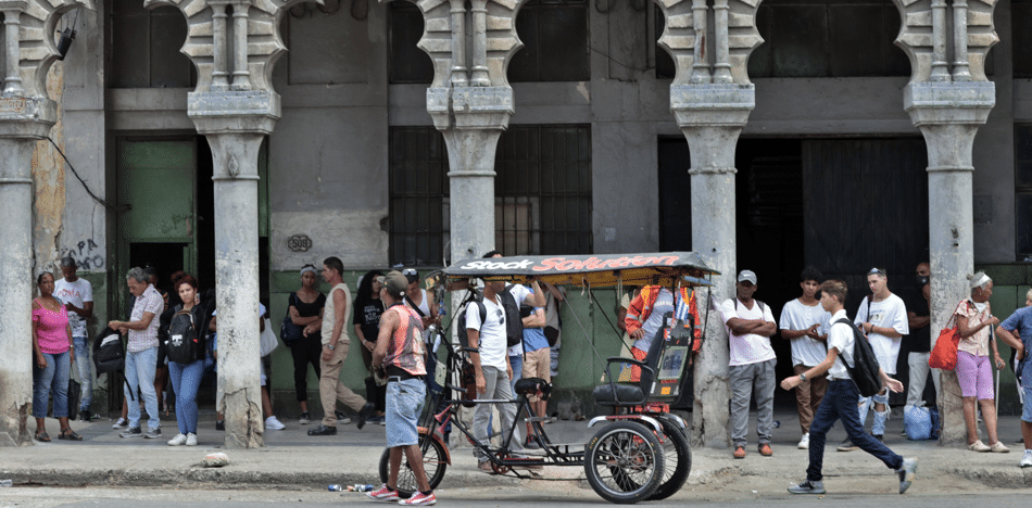 La manipulación del régimen detrás del ridículo aumento salarial en Cuba