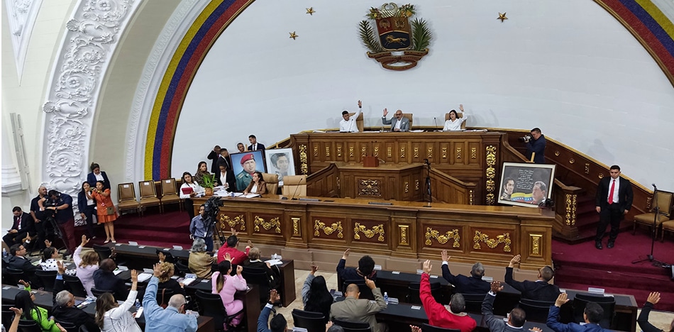 Chavismo asoma sus cartas para "arreglar" la reelección de Maduro