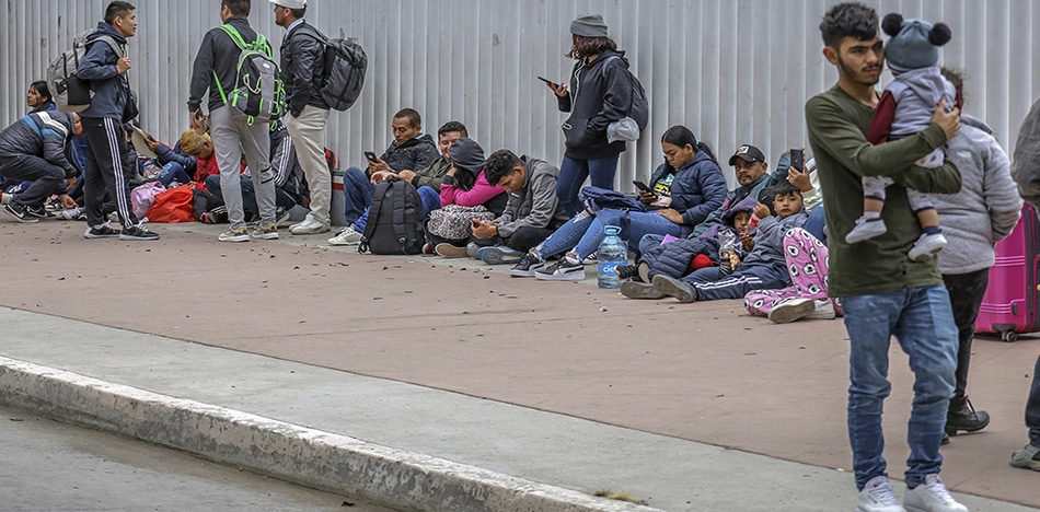 A un mes del fin del Título 42, migrantes se aglomeran en la frontera